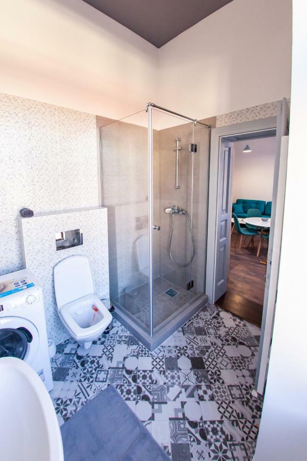 Luxury 1 *